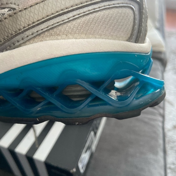 Retro Adidas Boost running shoes - Picture 4 of 8